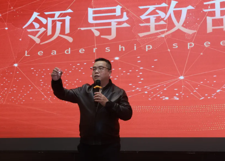 林董上台致辞
